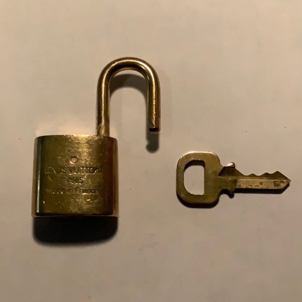 Vintage Louis Vuitton Brass ‘320’ in Goldtone with Goldtone Key - Picture 4 of 5